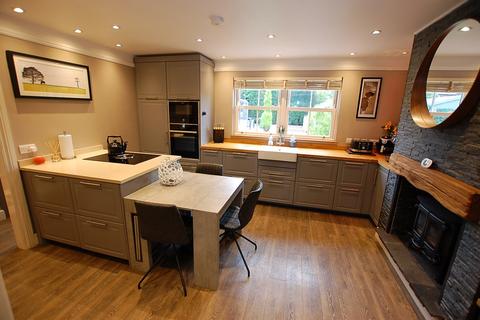 11 Hall Road, Ashton-under-lyne, OL6 8QB