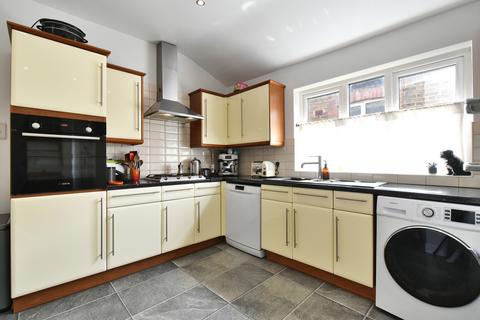 3 bedroom maisonette for sale, Eastcombe Avenue, Charlton, SE7