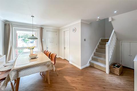 16 Bishops Garth, St Albans, AL4 9AZ