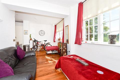 1 bedroom apartment for sale, Lesbourne Road, Reigate, Surrey