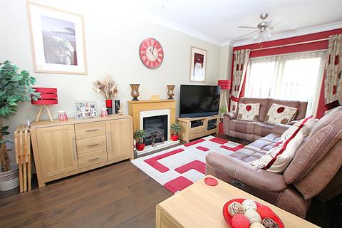 4 bedroom terraced house for sale, Scribers Drive, Upton