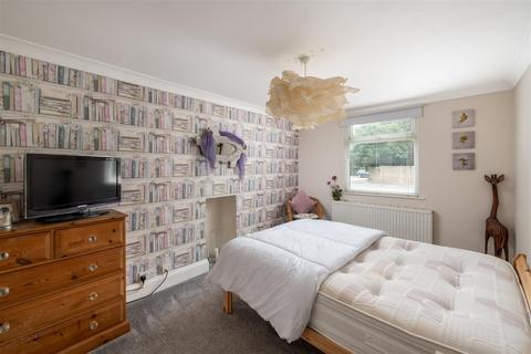 2 bedroom maisonette for sale, Bonehurst Road, Horley