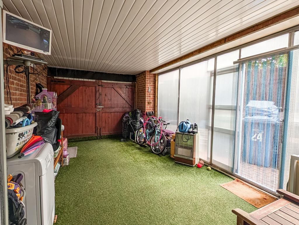 Garage/Carport