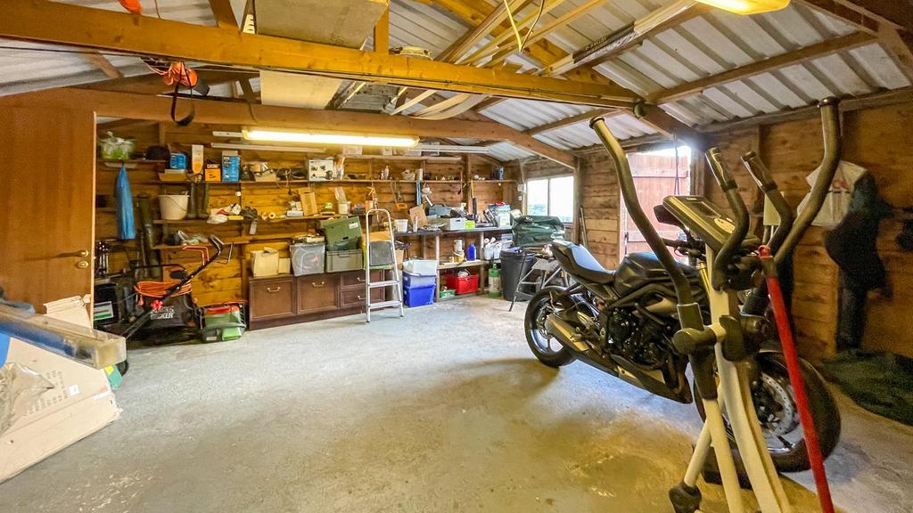 Garage / workshop