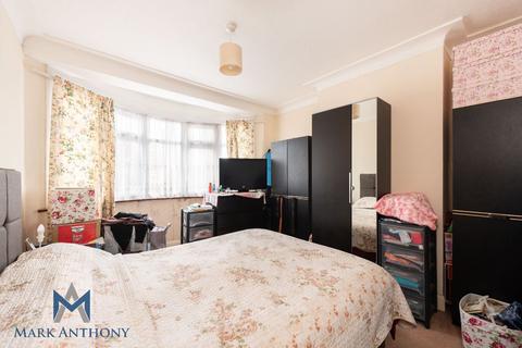 10 Waverley Avenue, London, E4 8HT