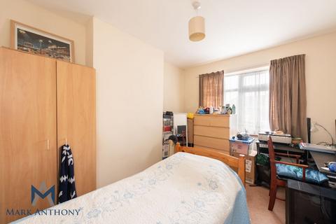 10 Waverley Avenue, London, E4 8HT