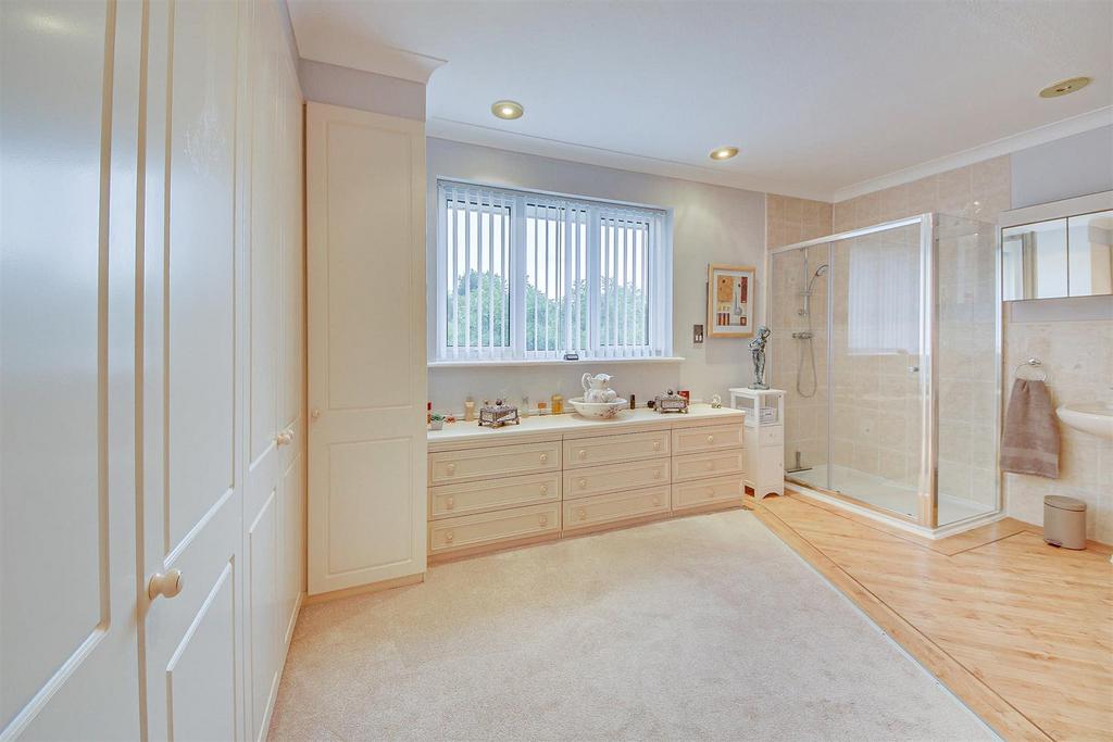 Ensuite / Dresser