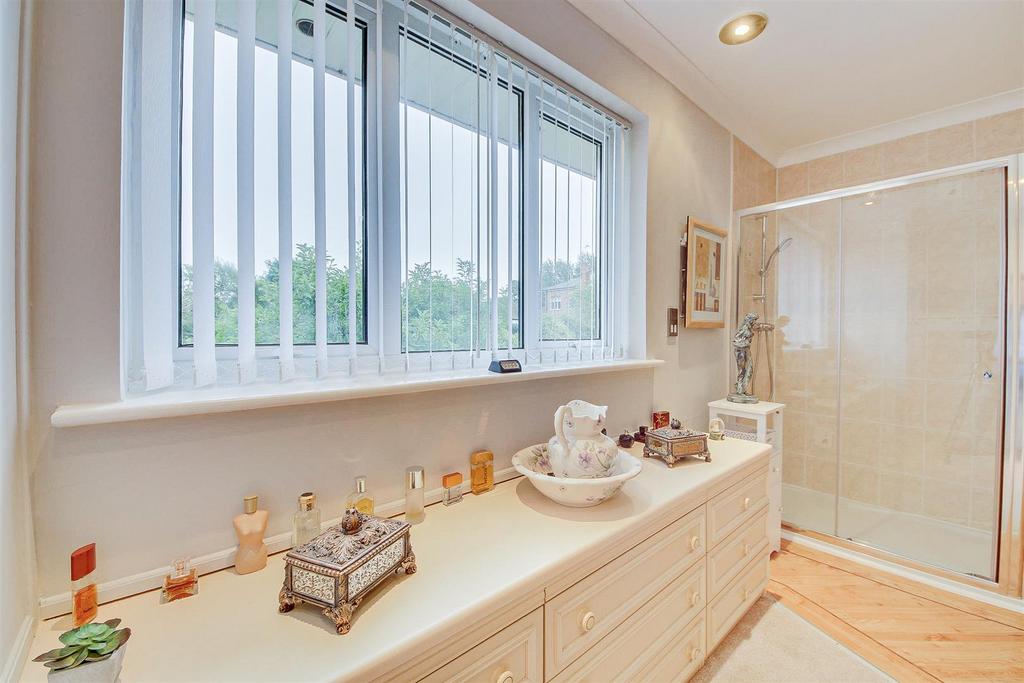 Ensuite / Dresser
