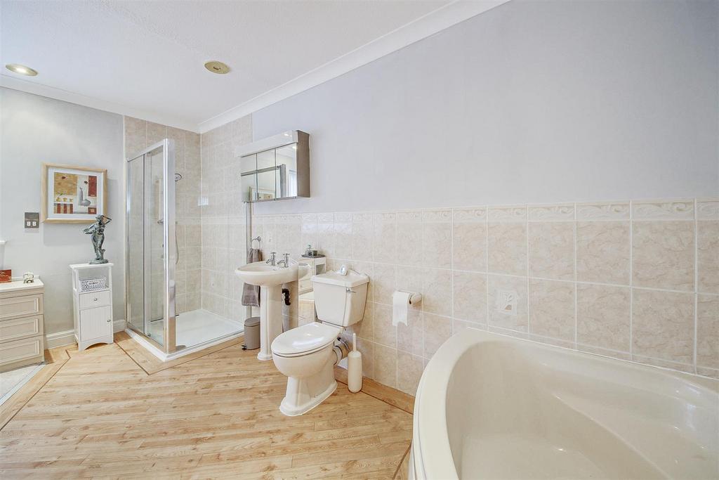 Ensuite / Dresser