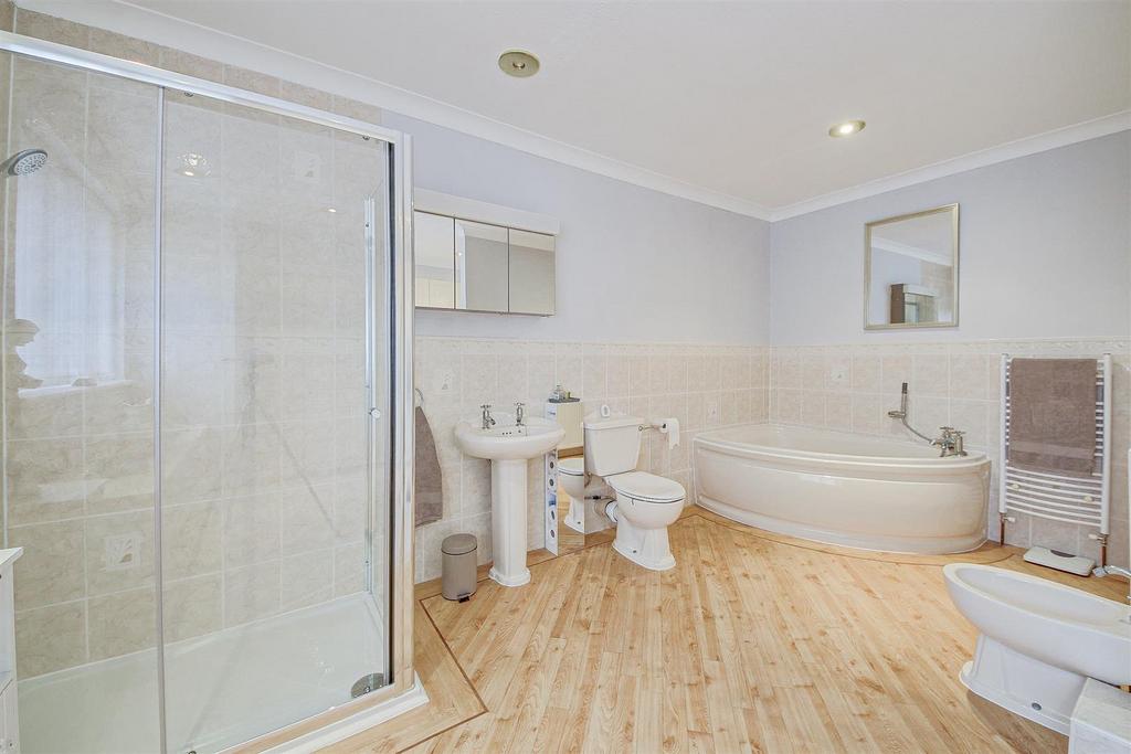 Ensuite / Dresser