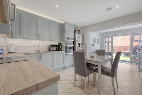25 Abingdon Close, Basildon, SS15 6LJ