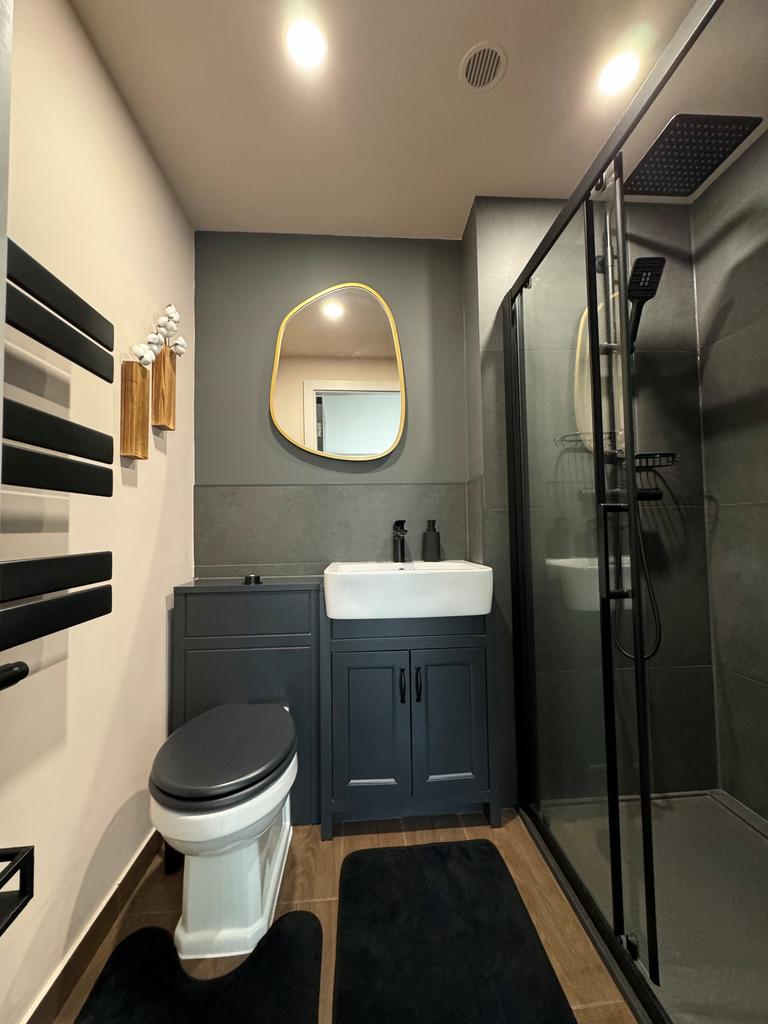 427 AOR ENSUITE.jpg