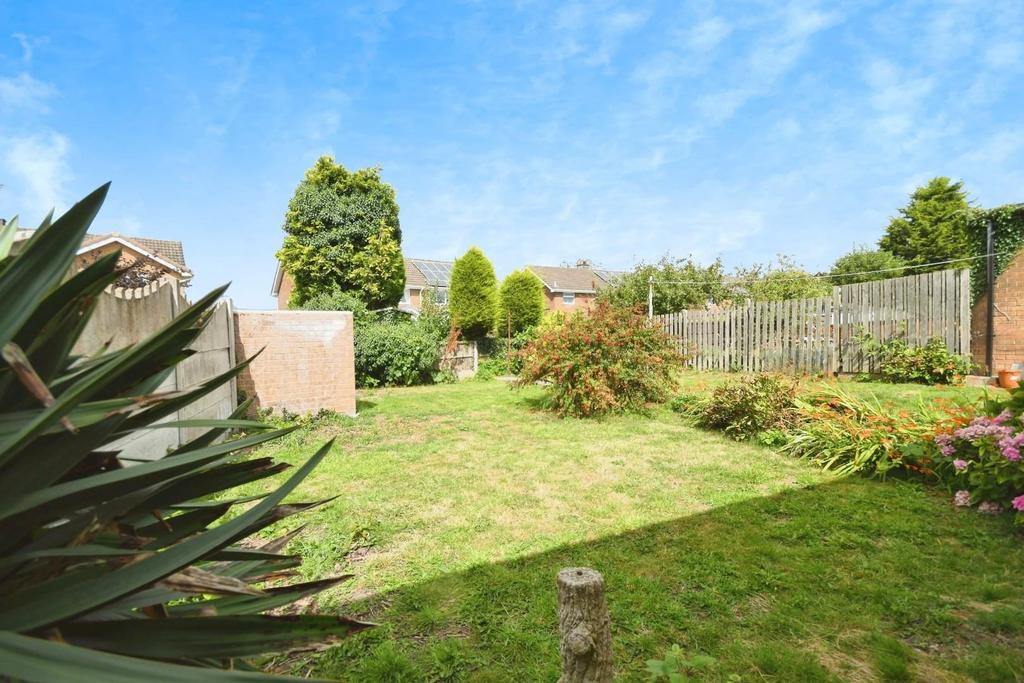 REAR GARDEN 02.jpg