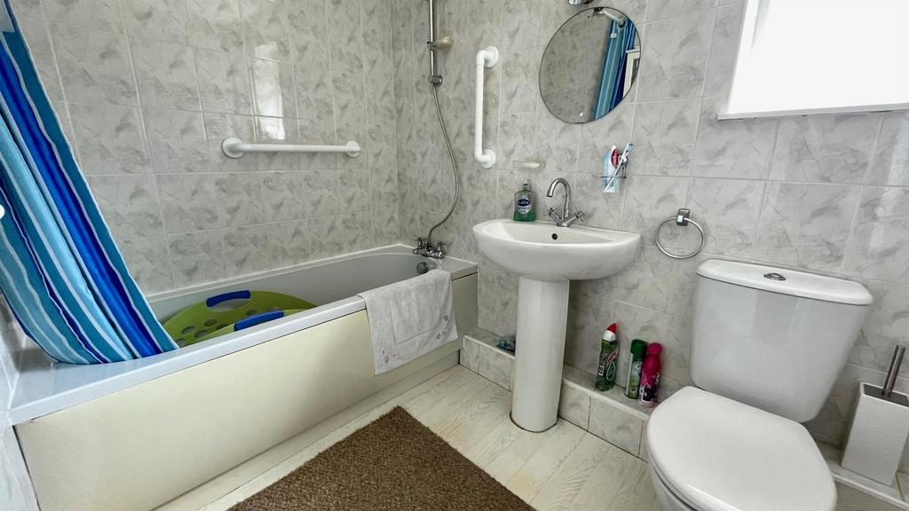 Tiled 3 piece bathroom