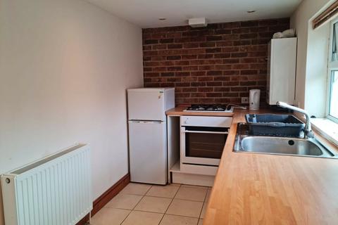 1 bedroom flat to rent, Large Student Studio, Woodend road