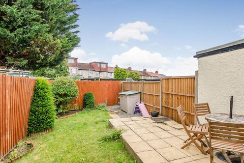 2 bedroom terraced house to rent, Linden Close, Ruislip Manor, Ruislip, HA4