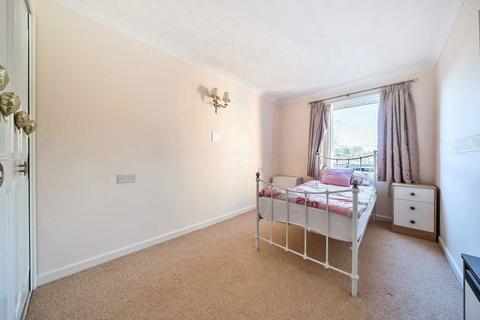 2 bedroom flat for sale, Homewell House, The Moors, Kidlington, Oxfordshire, OX5 2XT