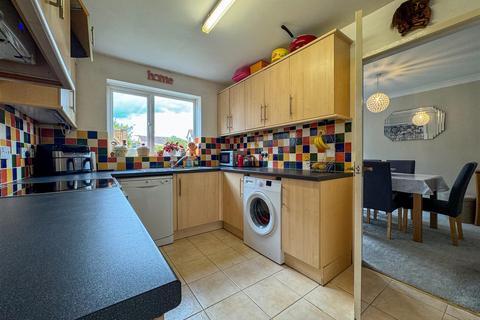 8 Burrows Close, Lawford, Manningtree, CO11 2HE
