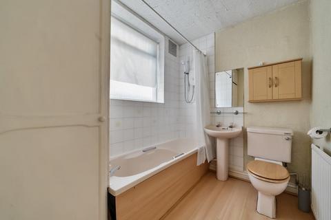 1 bedroom maisonette for sale, Staines-upon-Thames,  Surrey,  TW18