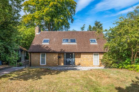 4 bedroom detached house to rent, Waverley Drive, Chertsey, Surrey, KT16