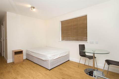 Studio to rent, Bunns Lane, Mill HIll, London, NW7