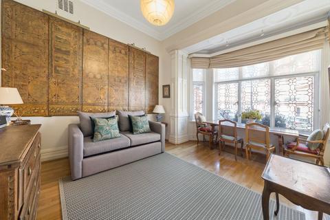 Studio to rent, Egerton Gardens, SW3