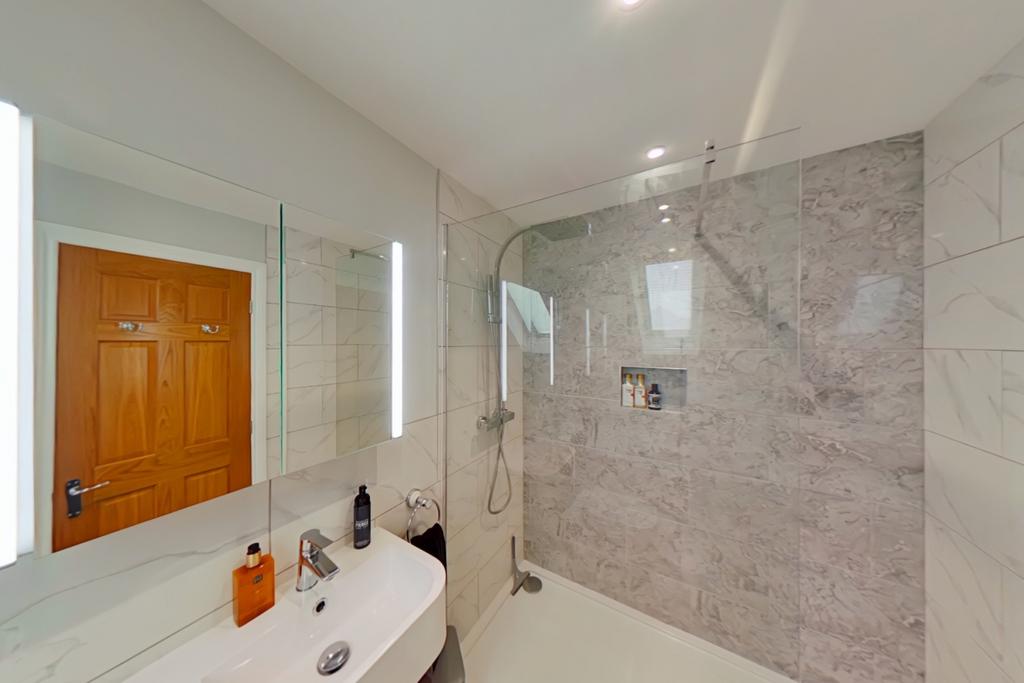 Bedroom 4 Ensuite shower