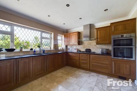 4 bedroom detached house for sale, Hythe End Road, Wraysbury, Berkshire, TW19