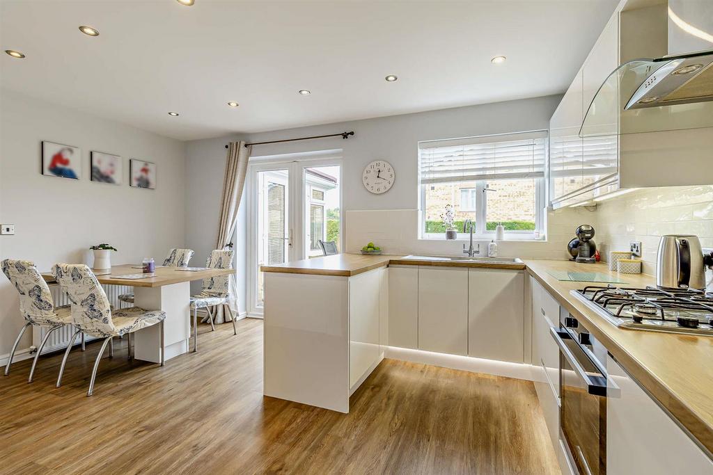 Kitchen/ Dining Room