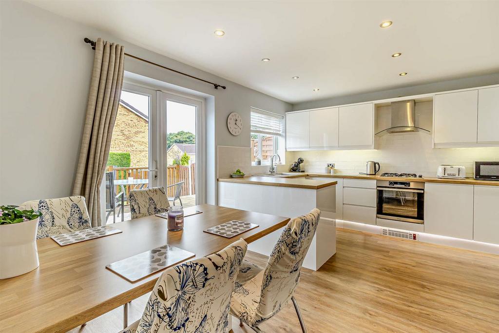 Kitchen/ Dining Room