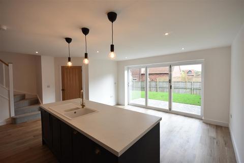 4 bedroom semi-detached house for sale, Hutchinson Road, Newark