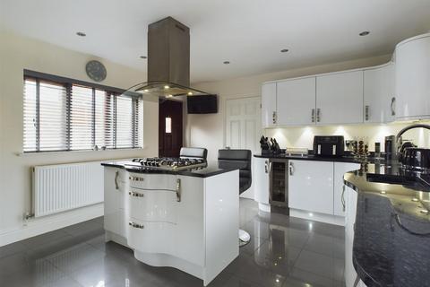 4 bedroom detached house for sale, The Close, Enville