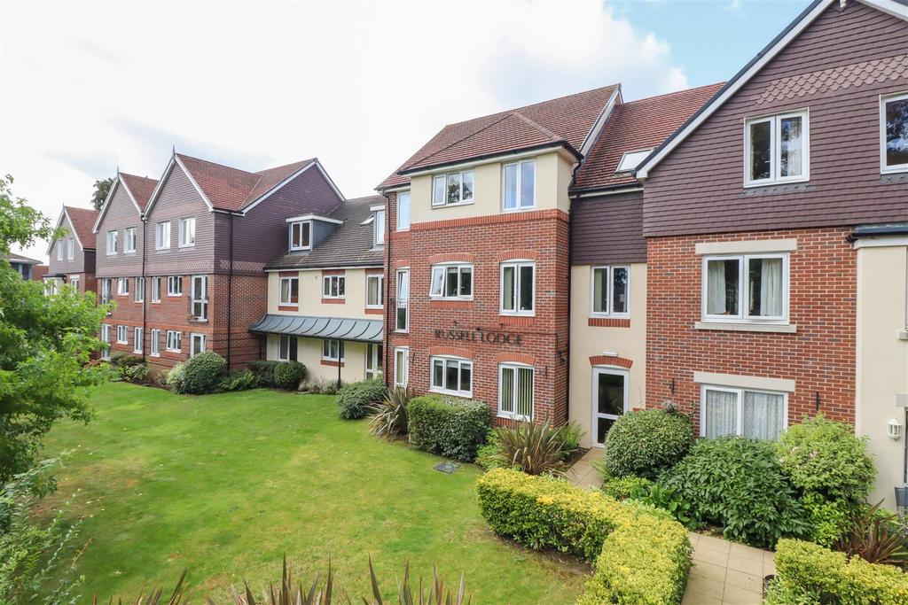 Branksomewood Road, Fleet GU51 2 bed apartment - £250,000