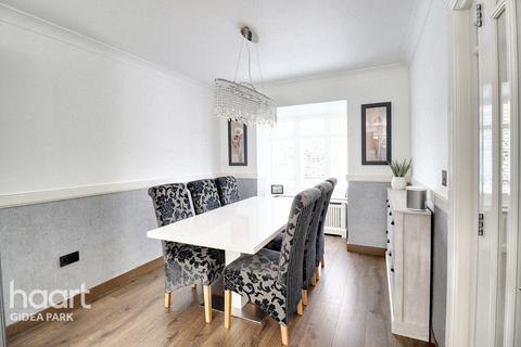 17 Oxford Close, Romford, RM2 5UT