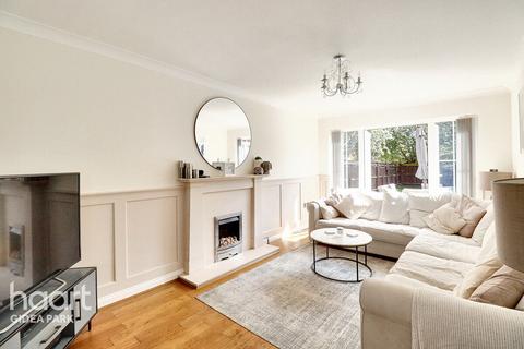 17 Oxford Close, Romford, RM2 5UT