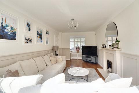 17 Oxford Close, Romford, RM2 5UT