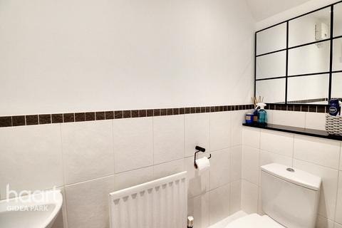 17 Oxford Close, Romford, RM2 5UT
