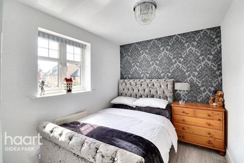 17 Oxford Close, Romford, RM2 5UT