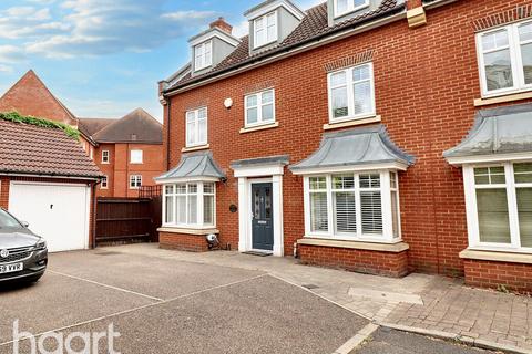 4 bedroom semi-detached house for sale, Oxford Close, Gidea Park