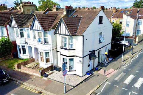 1 bedroom property for sale, Ramuz Drive, Westcliff-On-Sea