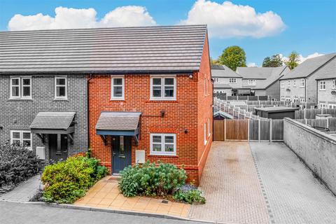 3 bedroom end of terrace house for sale, Caley Close, Hockley SS5