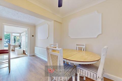 7 Burchett Way, Romford, RM6 6BX