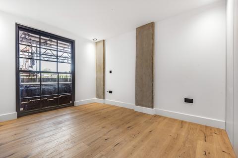 2 bedroom penthouse to rent, Heaton Road London SE15