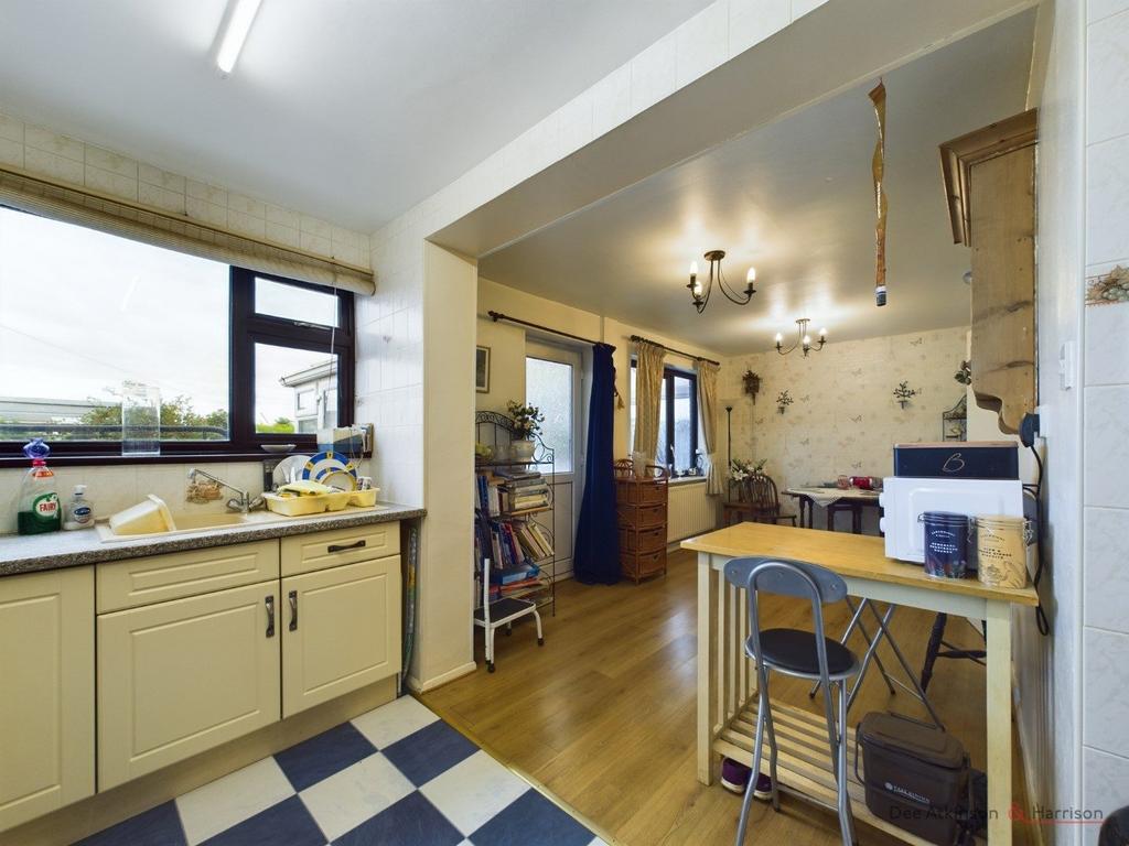 Kitchen/Dining Area