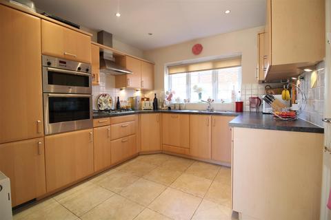 4 bedroom detached house for sale, Chertsey Street, Fleet GU51