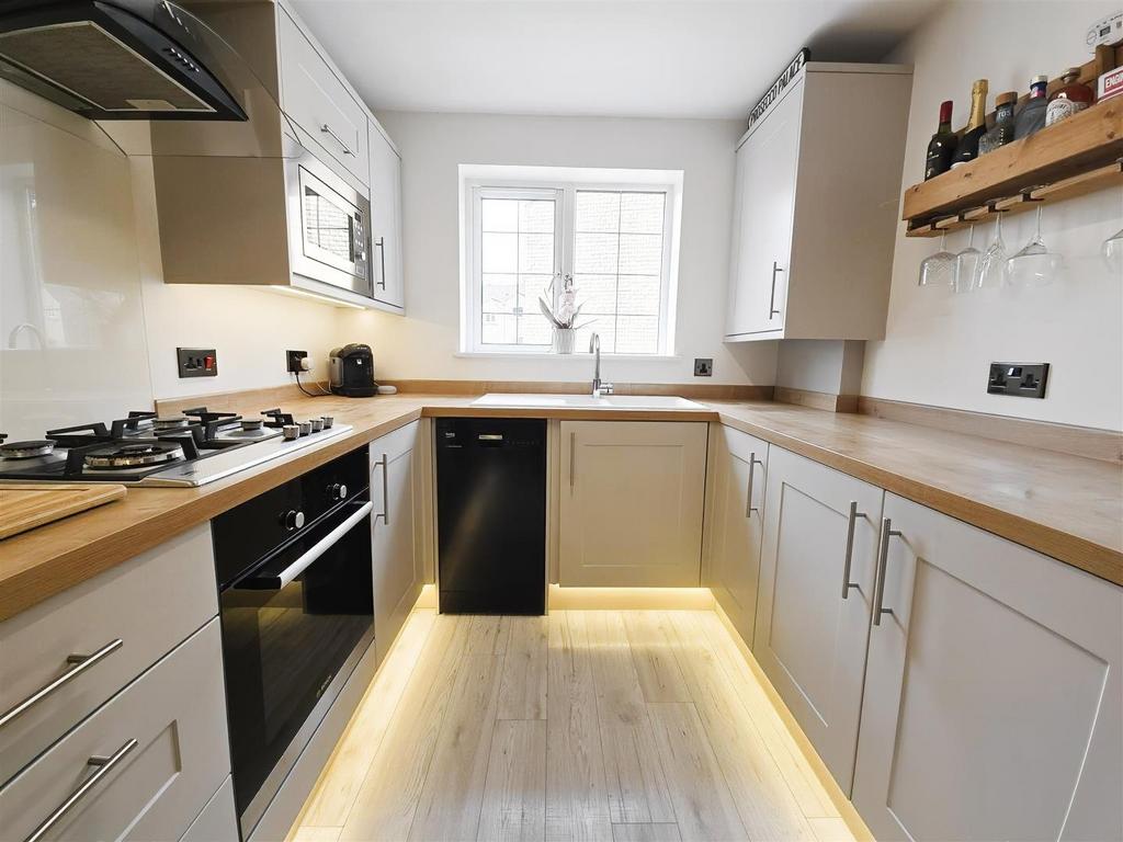 N6 Mor Gf EXU-Tx1lchpv BFw.jpg