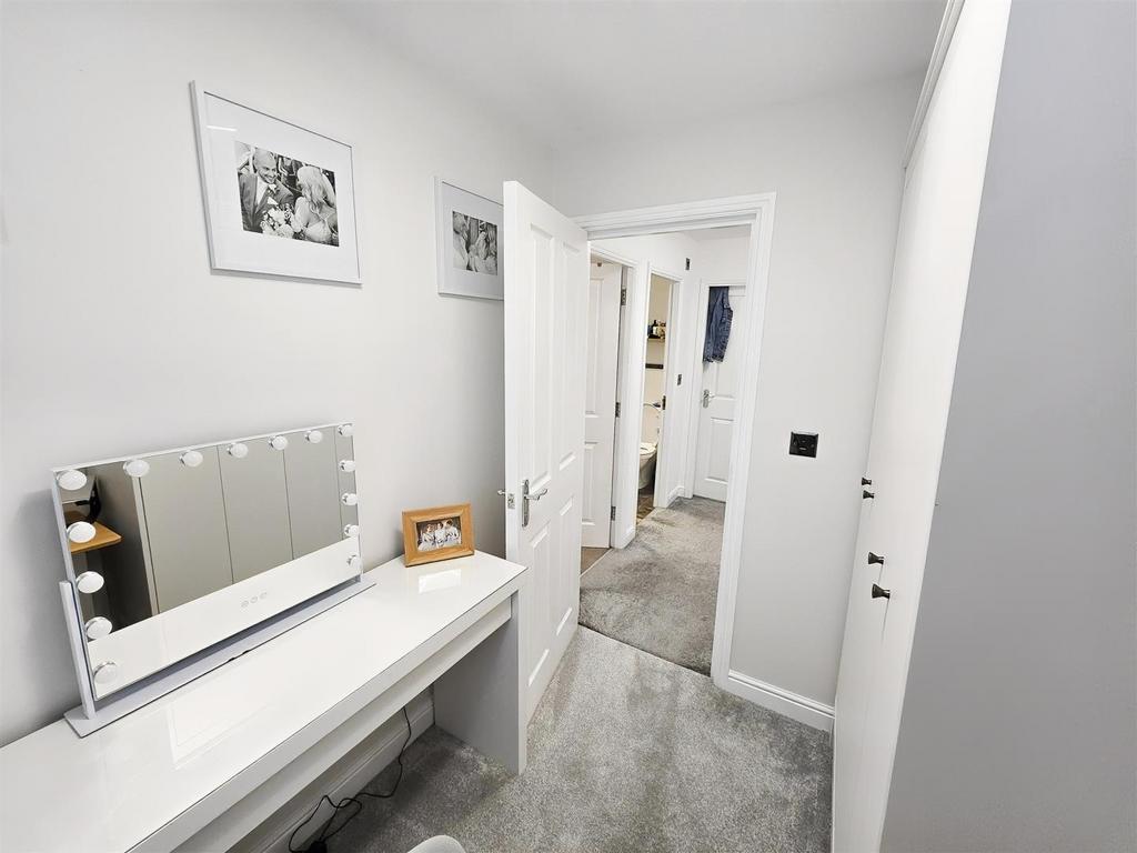 Dcbz QYLHYEO c6 HJG9l Iuw.jpg