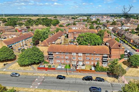 16 Dart Green, South Ockendon, RM15 5DH