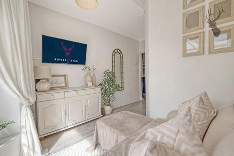 16 Dart Green, South Ockendon, RM15 5DH