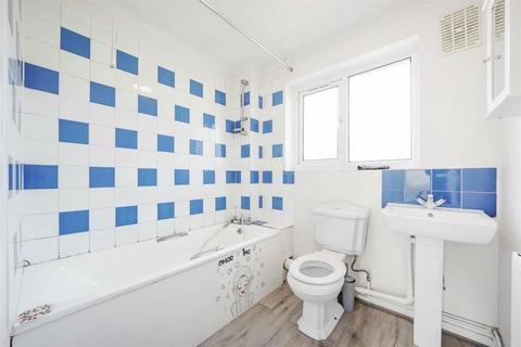 2 Moncrieff Close, London, E6 5TF